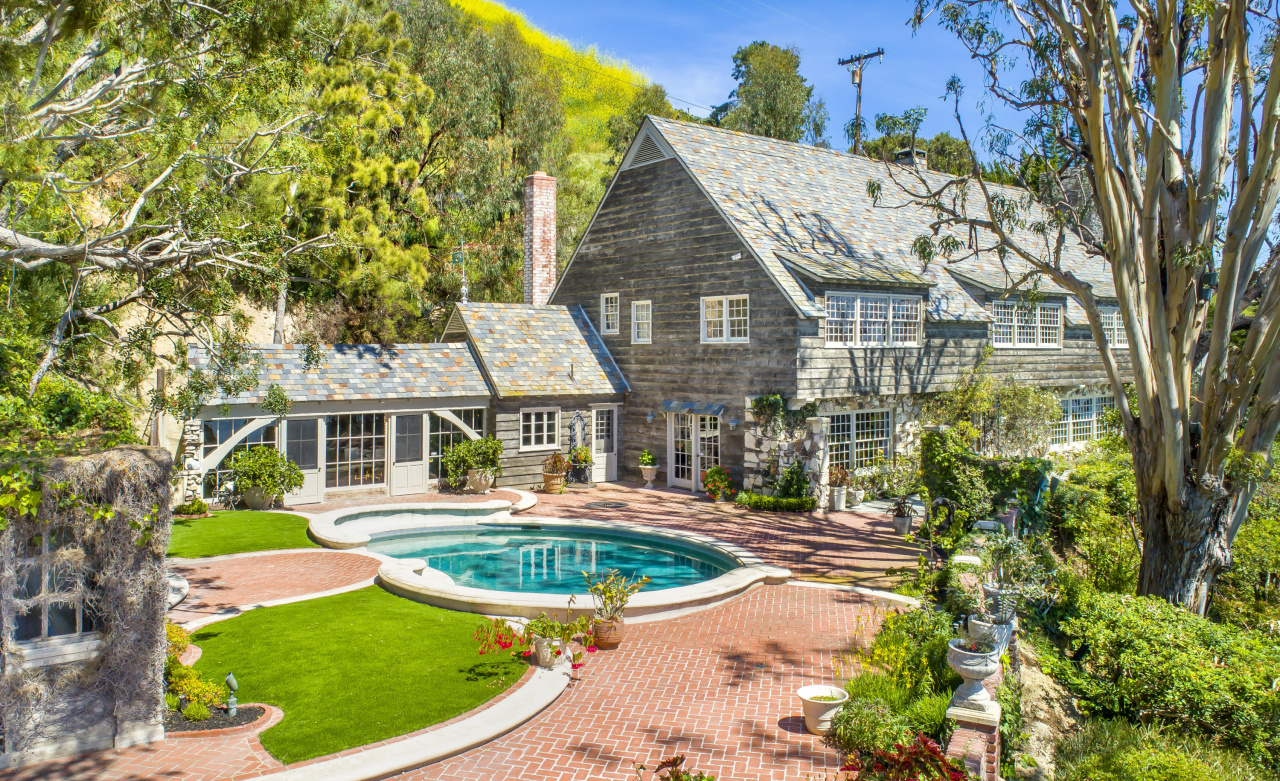 The proceeds—totaling to $10,995,000—of the sale of 1570 Fayette Place in Laguna Beach on April 8th, 2019 were donated to benefit the Big Brothers Big Sisters of Orange County nonprofit organization, making it the largest donation to the agency in history. 