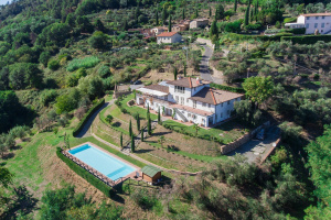 Superb villa with pool on the hills of Lucca