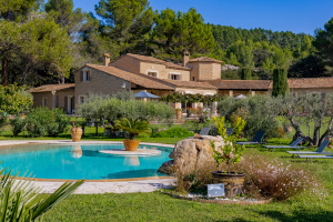 Property nestled in an exceptional setting at Les Baux-de-Provence