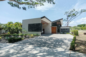 Contemporary Golf-front Home