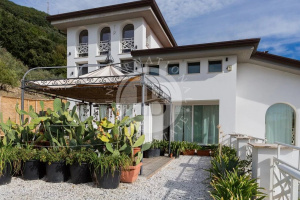 New build villa with sea view, 15.000 sqm land in Carrara
