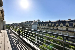 Paris 8th - Av Montaigne: 2 bedroom apartment with terrace !