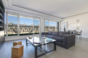 Paris 8th - Av Montaigne - 2 bedroom apartment on the 6th floor with terrace !
