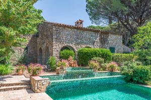 Near Fayence – A character ensemble steeped in history