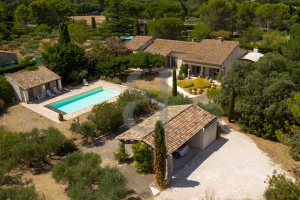 House overlooking the Alpilles with swimming pool in Eygalières