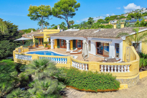 Charming villa with pool and sea view in Santa Ponsa