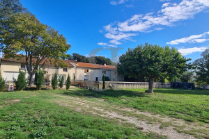 Wine-growing property with Provencal farmhouse in Visan