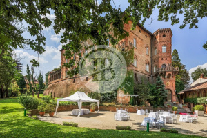 Prestigious castle with centuries-old park on the border of Monferrato in Pie...