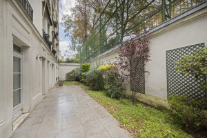 Paris 7th District –  A magnificent apartment with a garden