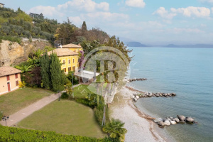 Villa With Annex And Lake Access In Manerba Del Garda