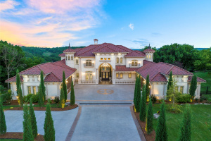 EXTRAORDINARY 2017 Ironwood Homes estate, situated on over 1 acre