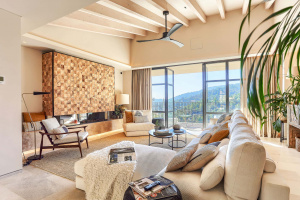 Dramatic views and voluminous rooms at a high location above Alaró