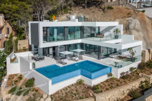 Impressive villa with panoramic sea views