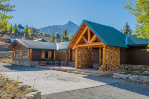 Impressive Mountain Property That Offers A Blend Of Comfort And Rustic Allure!