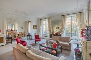 Paris 16th District – A spacious 4/5 bed apartment