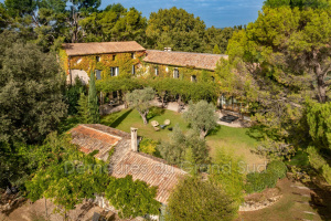 XIXth century farmhouse in the heart of its park