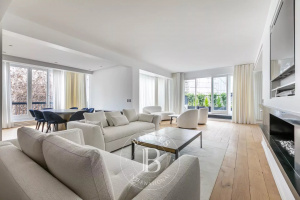 Paris 8 - Avenue Montaigne Triangle d'Or - 3-bedroom flat with terrace and Ei...