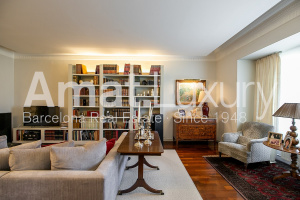 230 m² Flat on Paseo de Gràcia Overlooking the Park: 6 Bedrooms and 3 Bathrooms