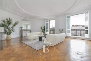 Paris 17 - Etoile - Apartment on the 5th floor with large continuous balcony ...