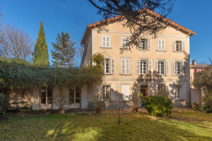 Charming mansion with farm for sale in the Vaucluse