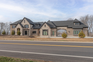 Luxurious 1.5-story on 17 acres overlooking the Meramec River Valley