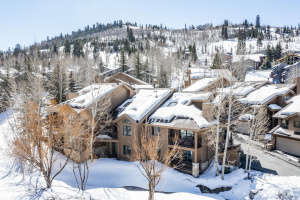 Modern Mountain Escape:End-Unit Townhome with Hot Tub Bliss in Lower Deer Valley