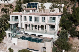 Outstanding Villa in prime location with views over Palma Bay for sale