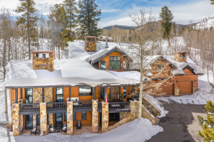 Luxurious mountain contemporary retreat