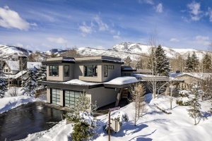 Modern Mountain Home in the Heart of Park Meadows Steps to the Bus