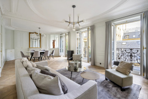 Paris 6th District –  A superb 3-bed apartment with a balcony
