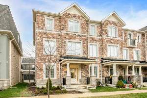 Bright Executive 4 Year Old End Unit Freehold Townhome In Oakville.