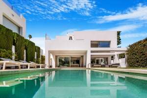 Modern Second-Line Beach Villa for Sale in Marbella Golden Mile