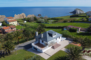 We present this magnificent villa near the cliffs
