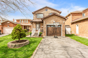 Discover suburban bliss in this charming Erin Mills gem!