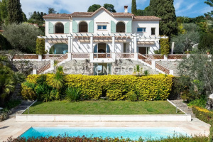 Stunning Provençal villa with sea view near the old village of Mougins.