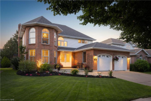 Exquisite 5 Bedroom Home In a Prime Location!