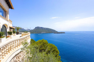 Exceptional front-line mansion in one of the most emblematic places– “Formentor”