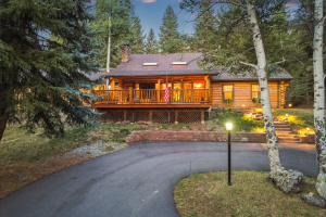 Escape to the Comforts of a Mountain Log Home!