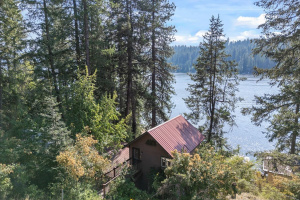 Charming Hayden Lake Cabin