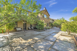 Custom Home Surrounded By The Majesty Of Zion!