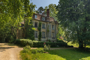 Charming mansion in a verdant setting