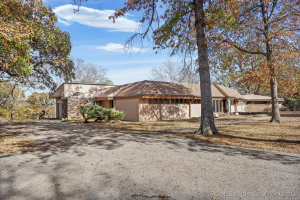 This is an historic Russell Magee home, inspired by Frank Lloyd Wright.