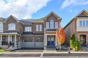 Beautiful End unit townhouse!